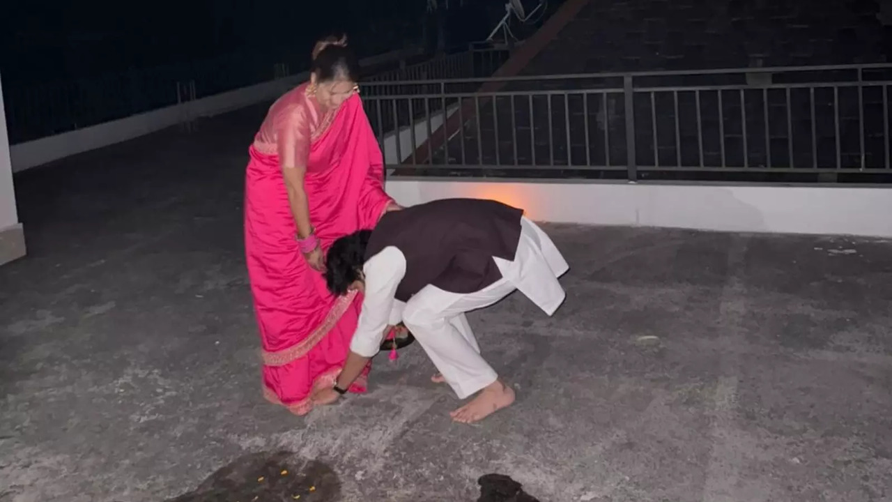 Karwa Chauth 2024: Vikrant Massey Breaks Gender Stereotypes, Touches Wife Sheetal Thakur's Feet