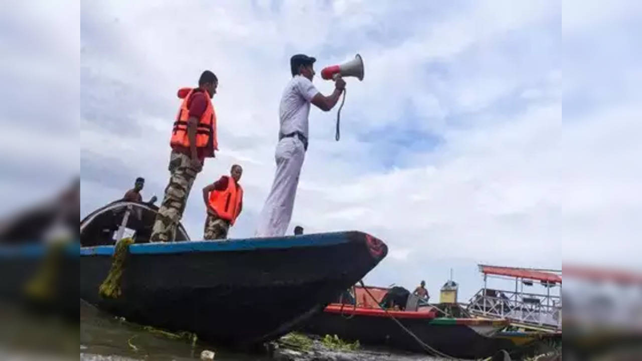 Cyclone Dana Live Updates Flights  Train Services Resumed In Kolkata 