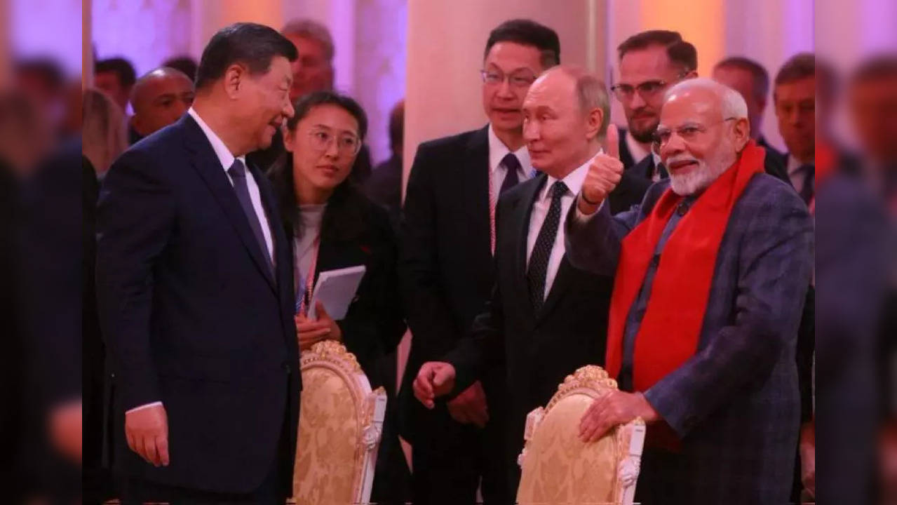 PM Modi and Chinese President Xi Jinping came face to face at President Putin's dinner in Kazan