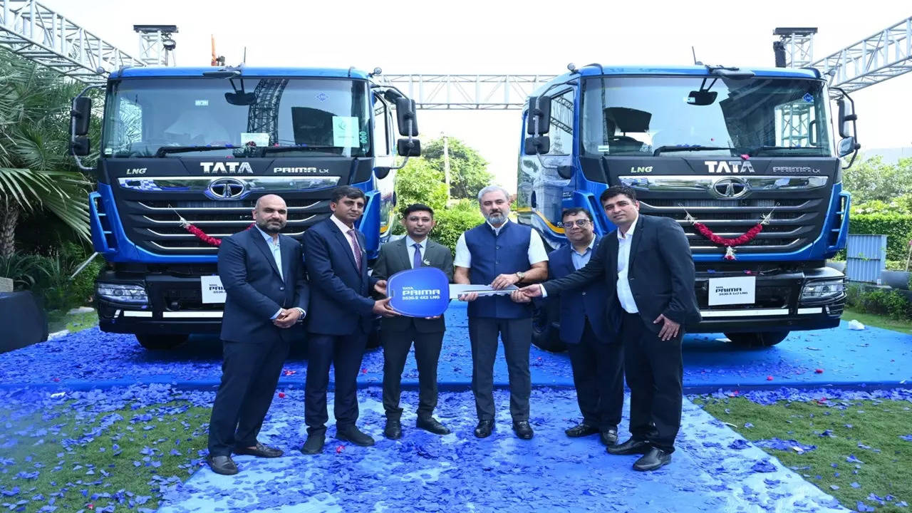 tata motors moves towards green mobility begins delivery of lng powered trucks