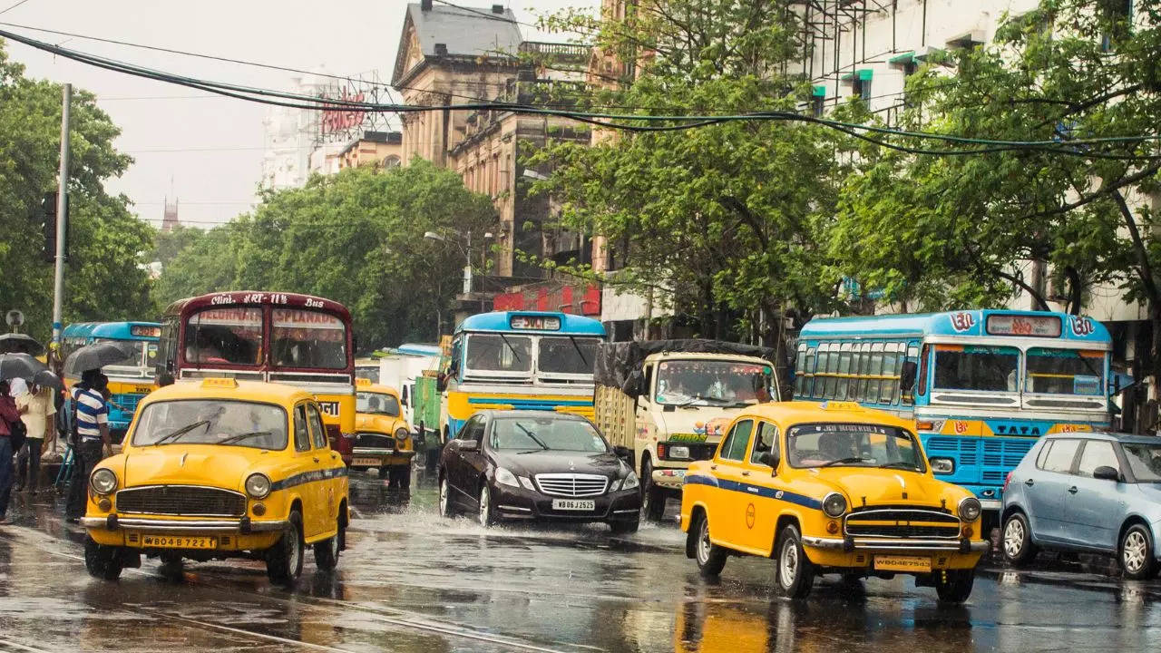 Cyclone Dana Updates Kolkata weather forecast next 24 hours amid cyclonic conditions