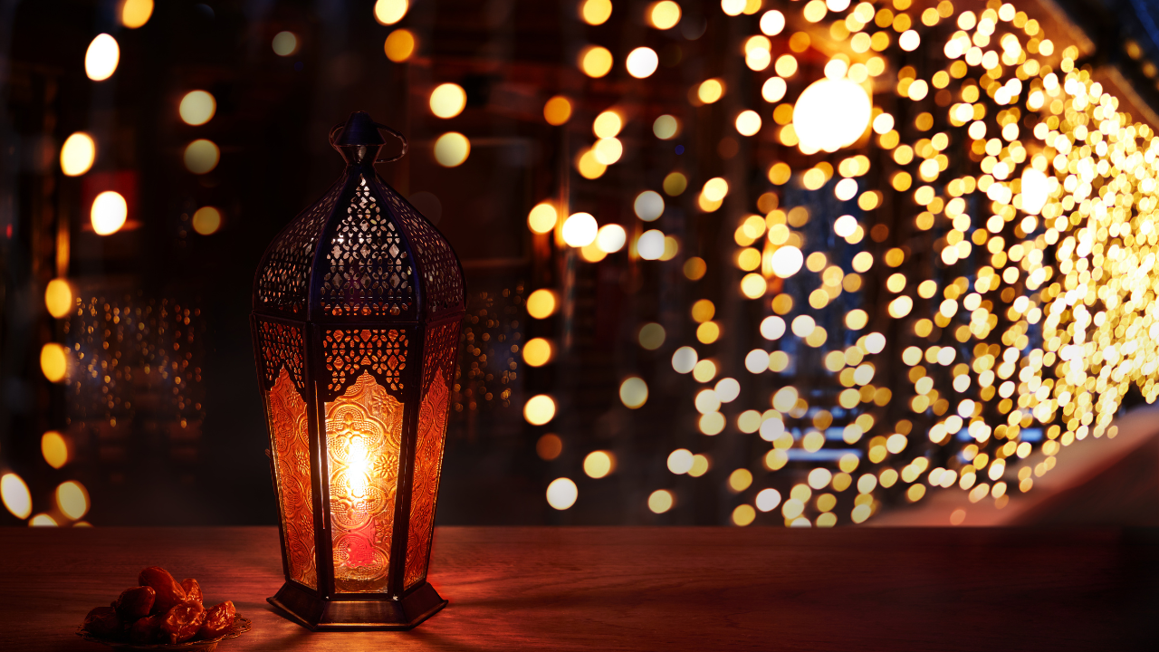 Tips To Decorate Your Balcony With Fairy Lights and Lanterns