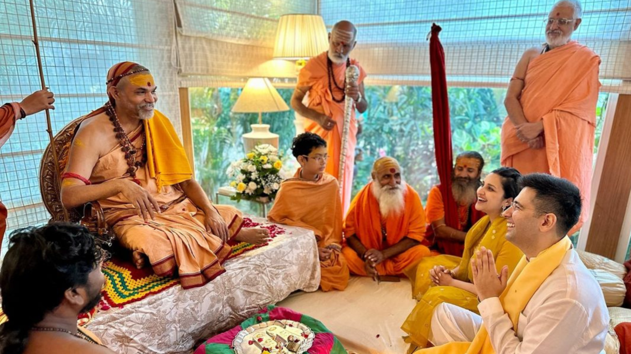 Parineeti-Raghav Receive Blessings From Shankaracharya Avimukteshwaraanand Saraswatee At Their Delhi Home. See Pics