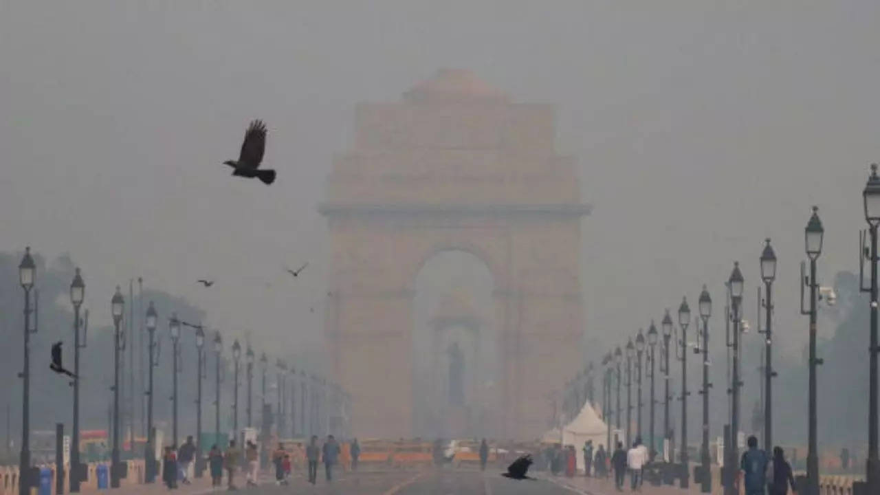 delhi's aqi continues to remain 'very poor'; gopal rai says 'next 15 days' will be 'crucial'