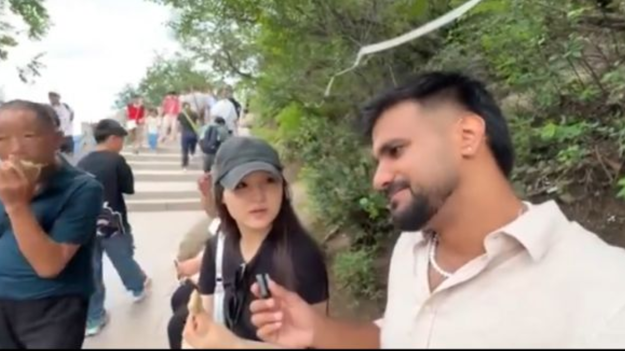 Indian YouTuber’s Graceful Response to Chinese Woman’s Critique of Street Food Wins Hearts