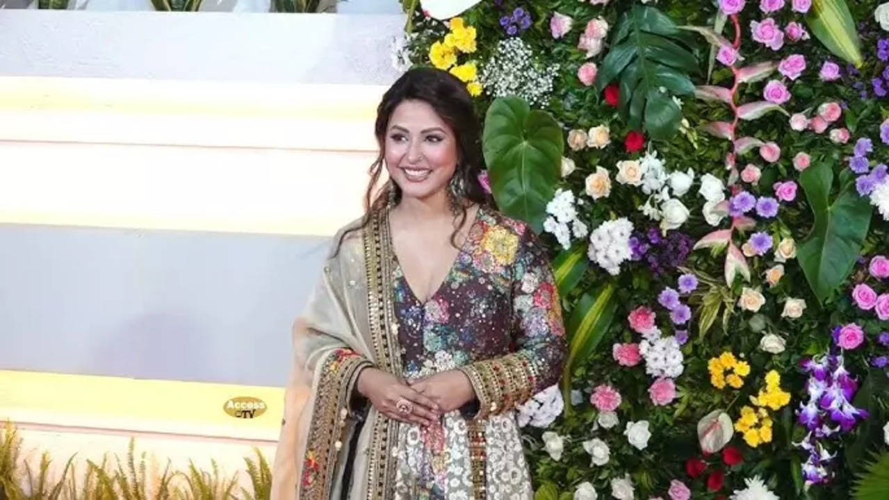 Cancer Warrior Hina Khan Steals The Show In Anarkali At Ekta Kapoor's Diwali Bash - Watch