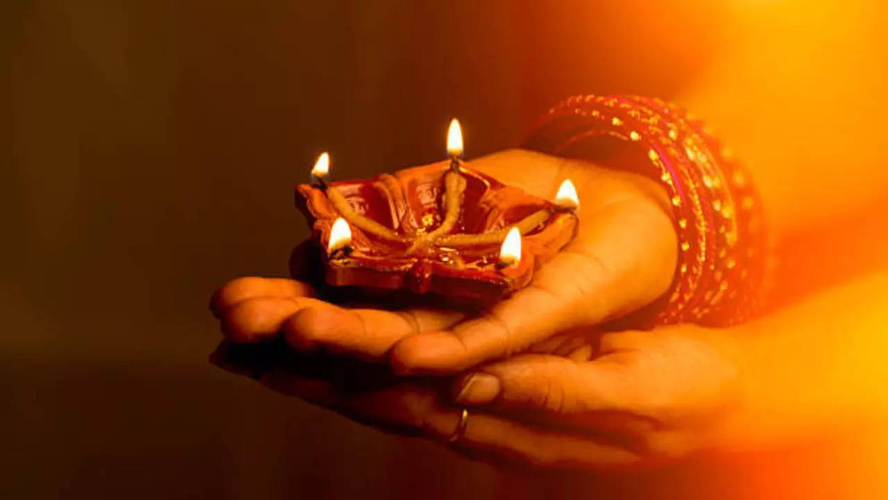 Deepavali 2024: ﻿100+ Happy Diwali Messages, Greetings, Wishes, Quotes Status Images To Share On The Festival of Lights