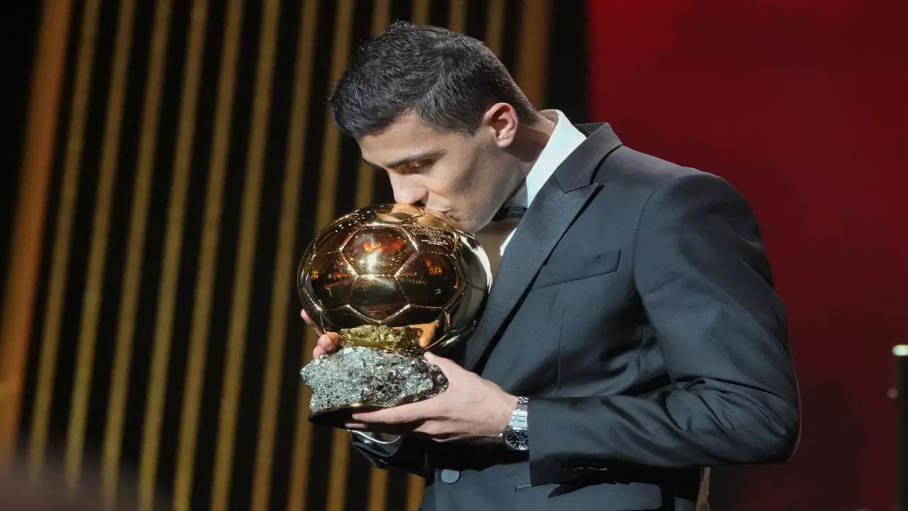 Rodri kisses the Ballon d'Or trophy