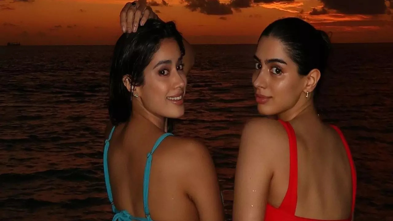 Janhvi Kapoor Recreates Kim Kardashian's 'My Diamond Earrings' Scene With Sister Khushi. Leaves Internet In Splits