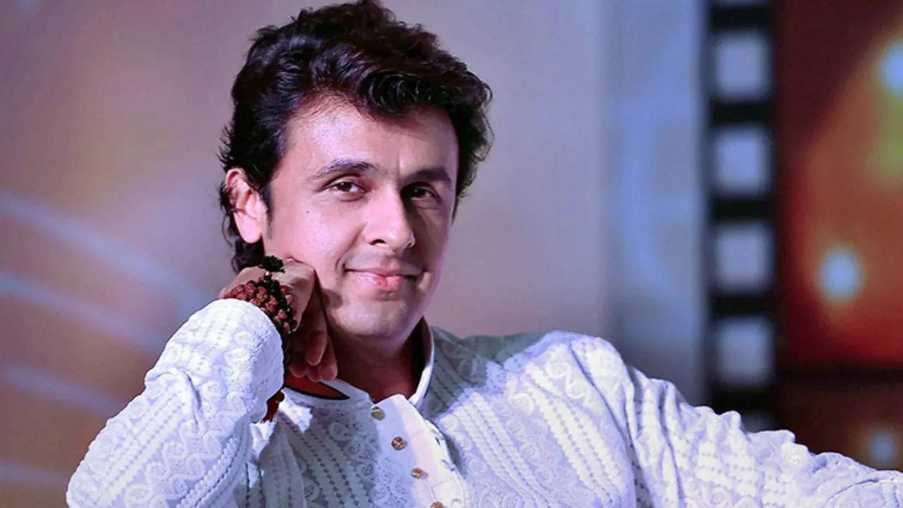 Man Charges At Sonu Nigam During Live Concert. Fans Laud As He Keeps Singing Without Missing A Beat