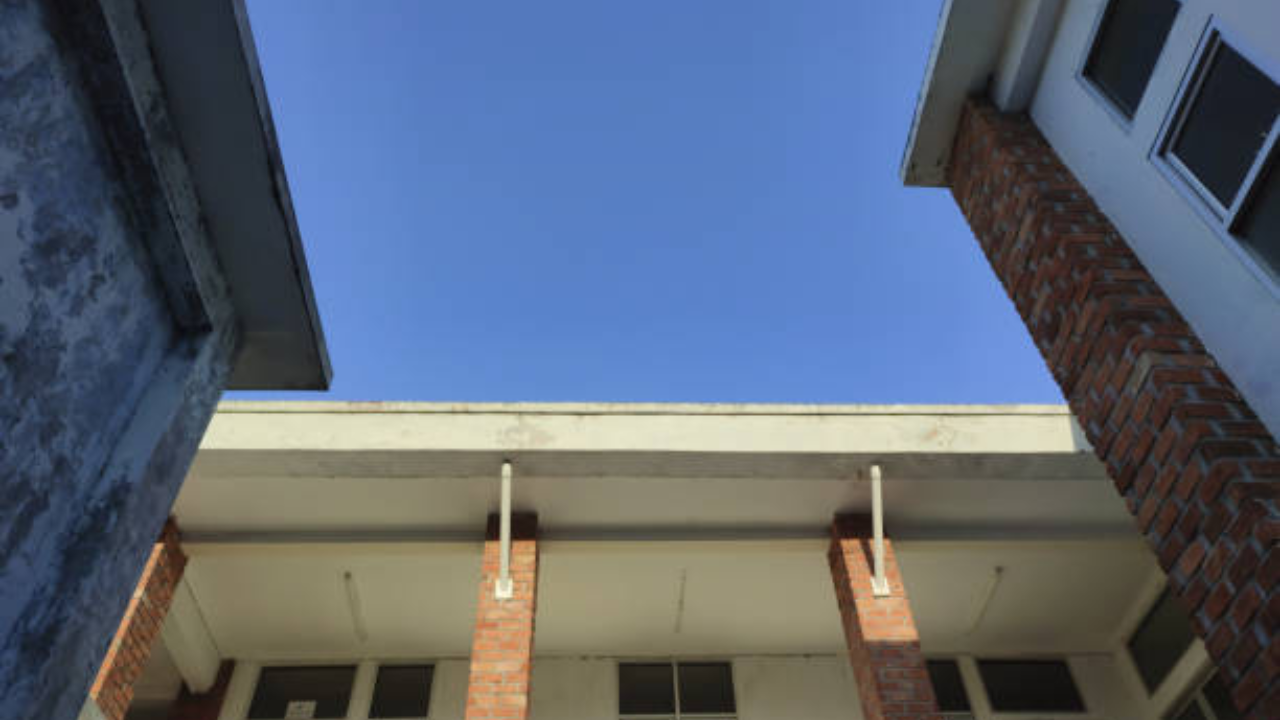 Student jumps from hostel building