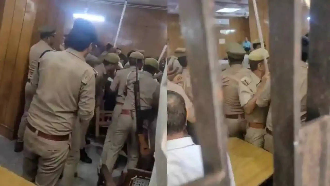 Ghaziabad Court Room Viral Video