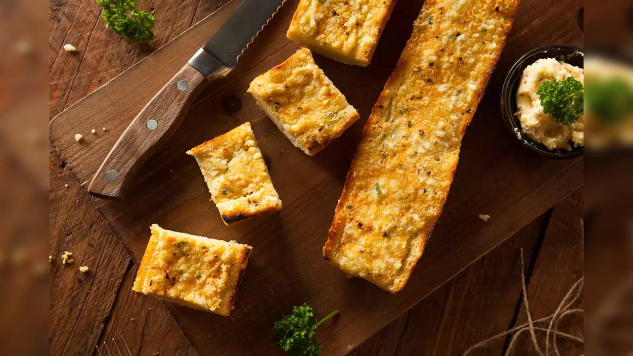 Pair Your Pizzas with Tasty Cheese Garlic Bread with the Heat of Paprika