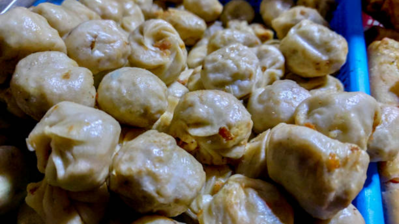 hyderabad woman's death after eating momos prompts crackdown on stalls across city