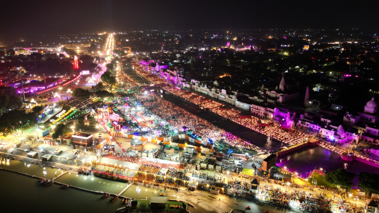 ayodhya's first diwali after lord ram return over 25 lakh diyas lit 1121 perform aarti deepotsav 2 world records set