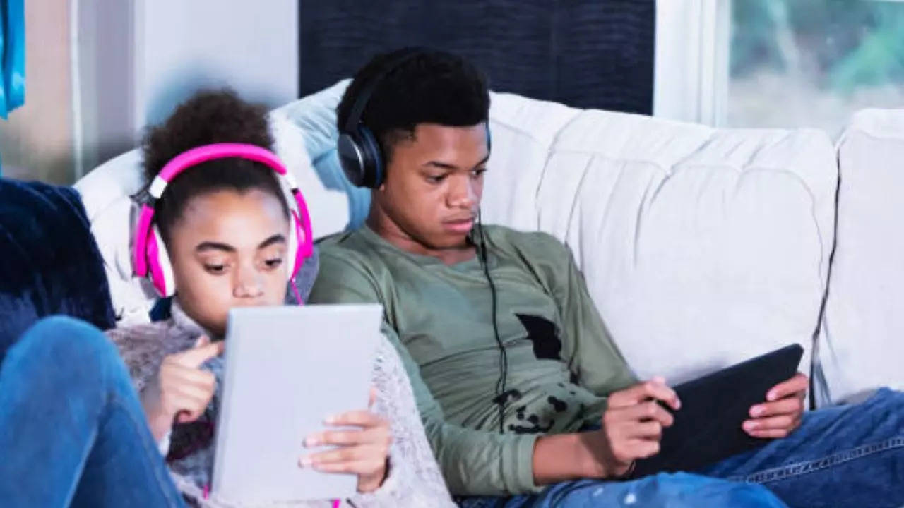 Survey Finds Half Of US Teens Spend Over Four Hours Daily On Screens