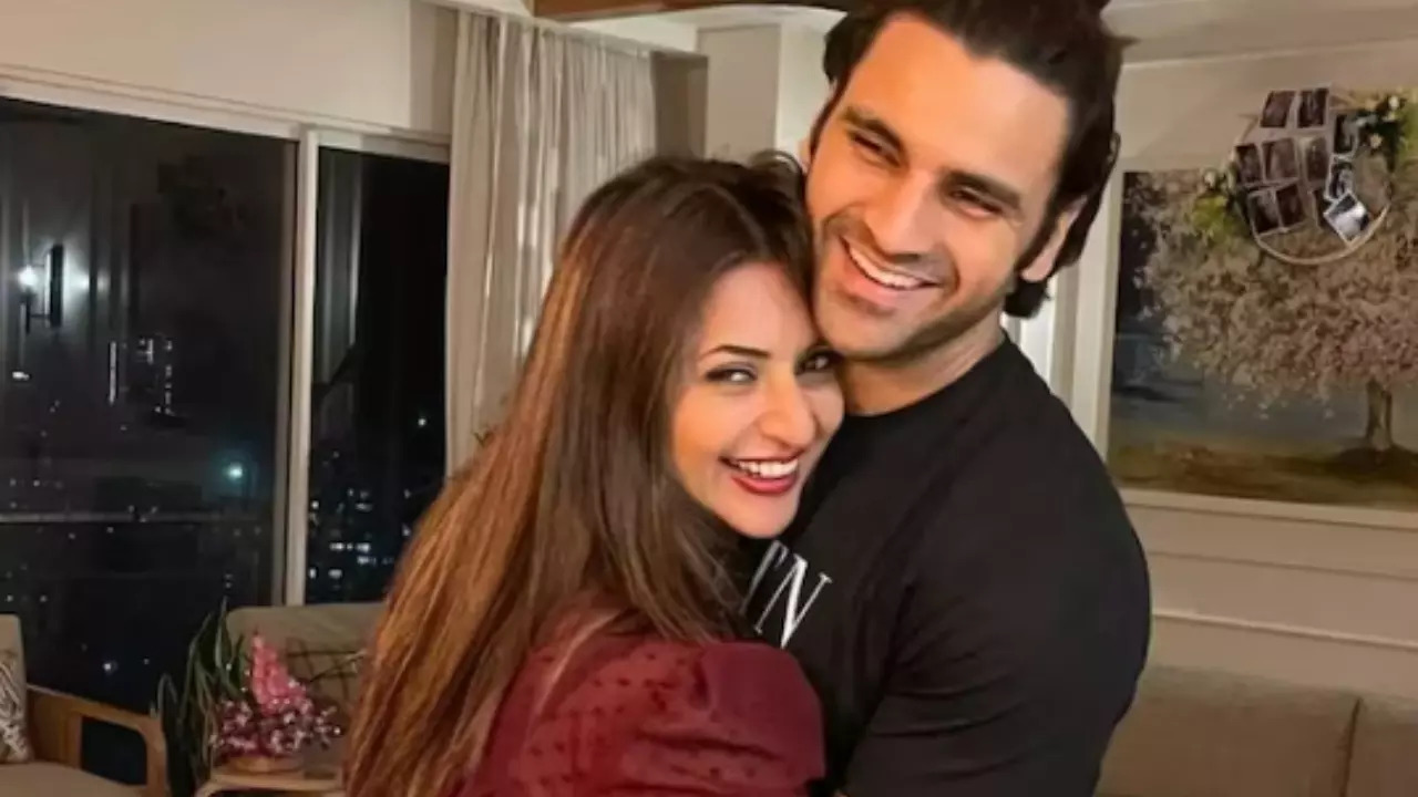 Vivek Dahiya Has Low-Key Birthday Celebration With Wife Divyanka Tripathi - Watch