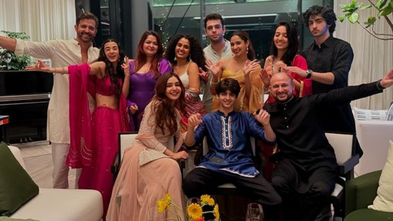 hrithik roshan celebrates diwali with girlfriend saba azad, dad rakesh roshan, sons hrehaan and hridhaan. see pics