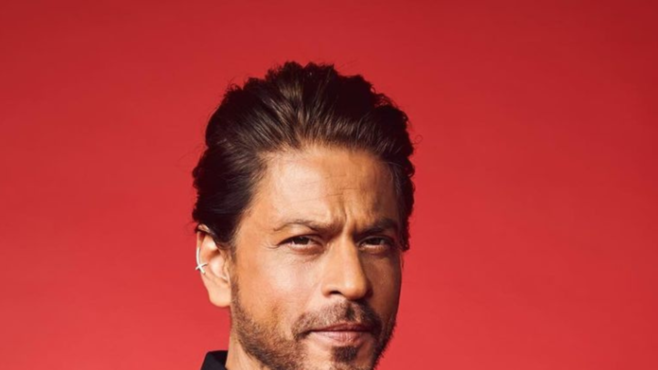 SRK looks good in everything, but his ethnic outfits sure do hit different!