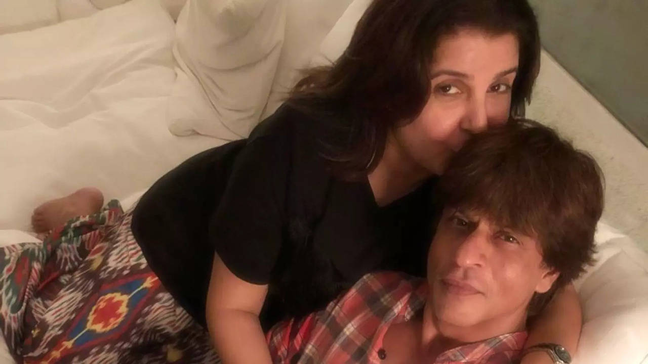 Farah Khan Kisses Shah Rukh Khan In Adorable Birthday Post