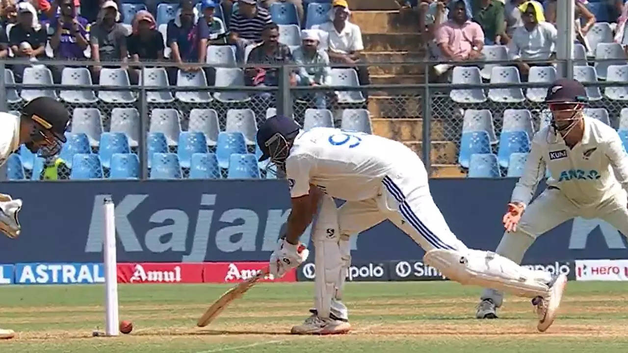 R Ashwin’s Astonishing Escape After Ball Hits Stumps But No Dismissal