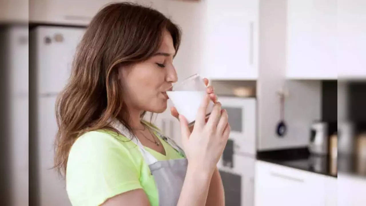 Benefits Of Drinking Hot Milk: कोमट दूध पिण्याचे 7 आश्चर्यकारक फायदे ...