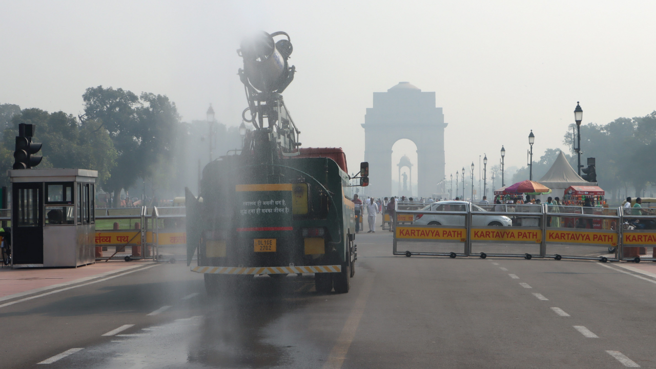 Delhi Experiences Temperature Drop Amid Unseasonably Warm Conditions