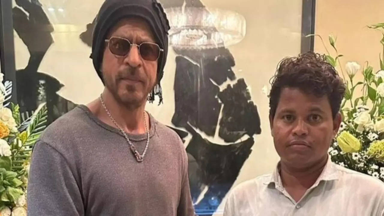 Shah Rukh Khan Fan From Jharkhand Finally Gets To Meet Him After Waiting Outside Mannat For 95 Days