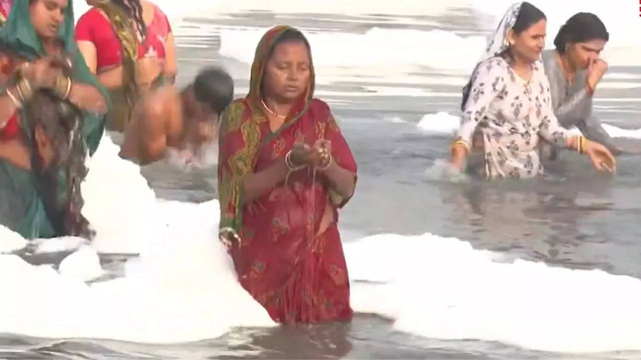 Devotees Offer Prayer As Chhath Festival Begins in Delhi