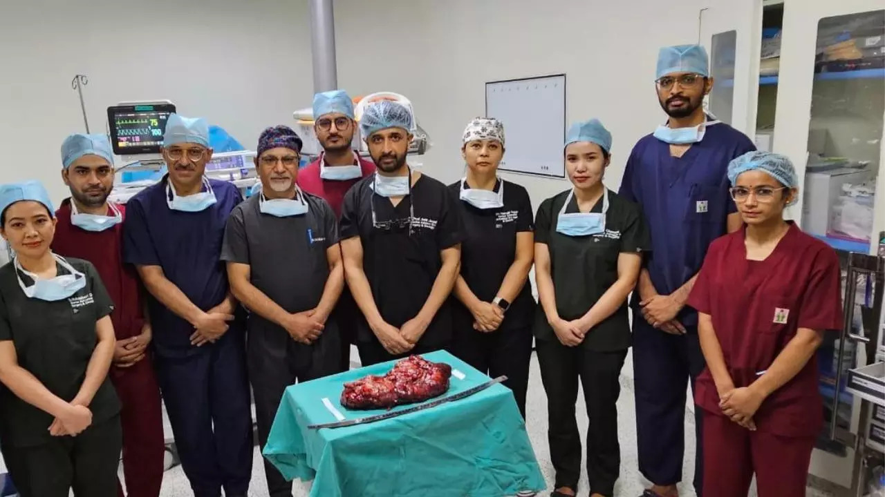 Gurgaon Doctors Remove a Massive Football-sized 9kg Cancerous Tumour From A Woman's Stomach  