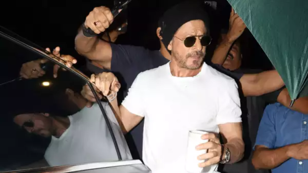 Shah Rukh Khan Spotted Outside Dubbing Studio Hours Before Receiving Threat Call