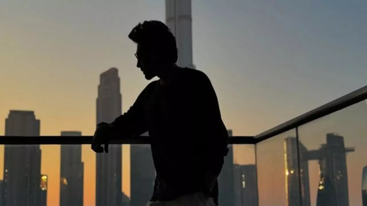 Bhool Bhulaiyaa 3 Star Kartik Aaryan Writes Rooh Baba On Top Of The World As He Poses In Front Of Burj Khalifa