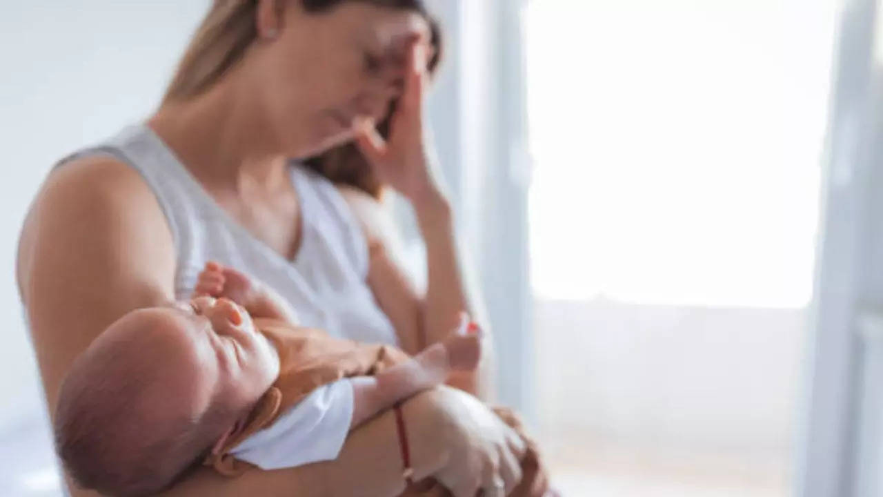 Falling Asleep While Feeding: Study Warns 1 In 4 Moms Are Putting Babies At SIDS Risk