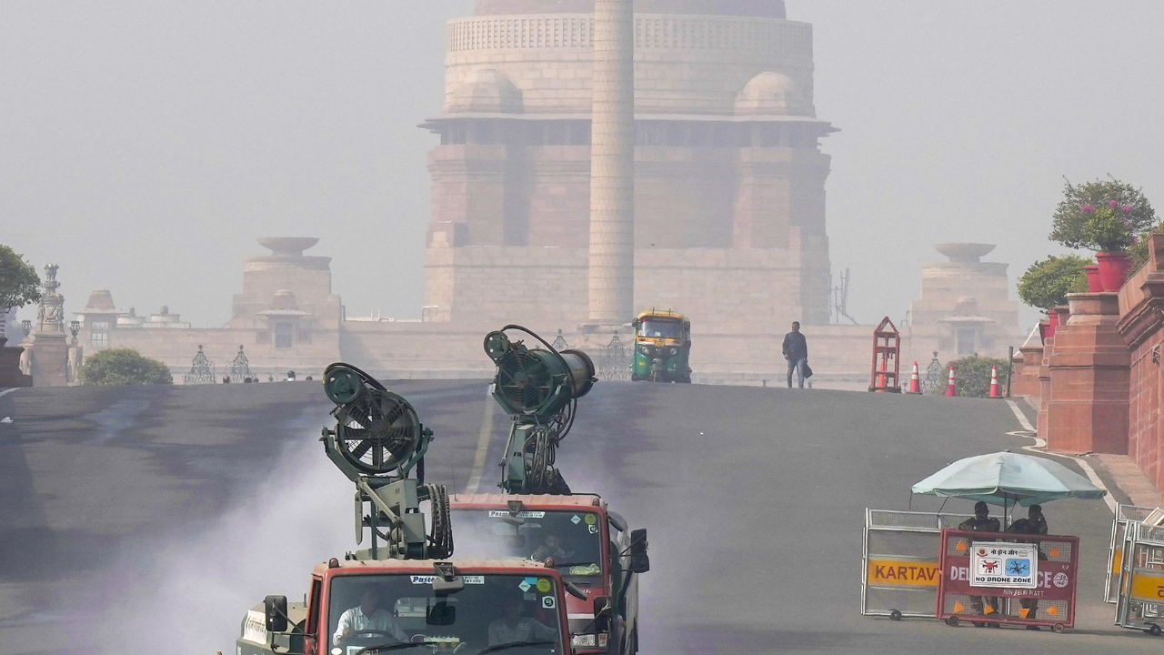 dehi weather minor improvement in delhi's air quality after seven days, pollution remains in 'very poor' category