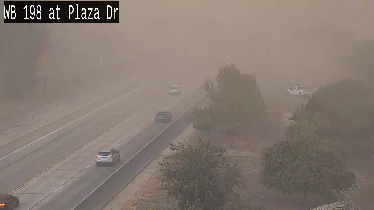 Dust storms in Hanford, CA    (Photo Credits: X / Twitter)