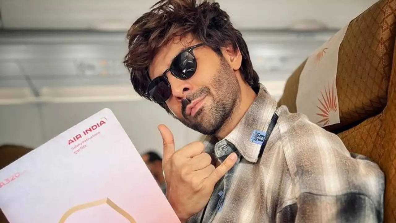 Kartik Aaryan Takes FIRST Air India x Vistara Flight After Merger. Flies To Patna For Some 'Litti Chokha'