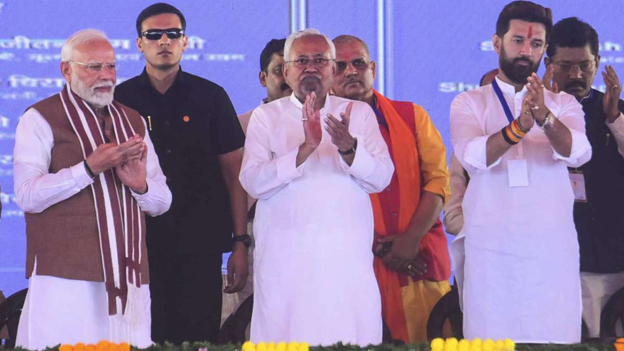 Nitish Kumar tries to touch PM Modi's feet again at Darbhanga event