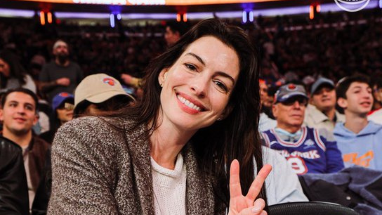 Anne Hathaway Knicks