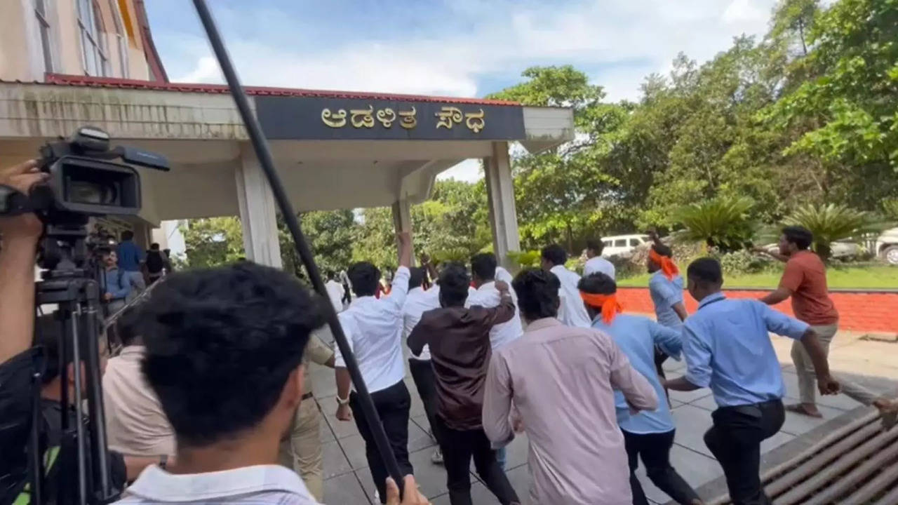 ಮಂಗಳೂರು ವಿವಿ ವಿರುದ್ಧ ಎಬಿವಿಪಿ ಮತ್ತು ವಿದ್ಯಾರ್ಥಿಗಳು ಭಾರೀ ಪ್ರತಿಭಟನೆ ನಡೆಸಿದರು.