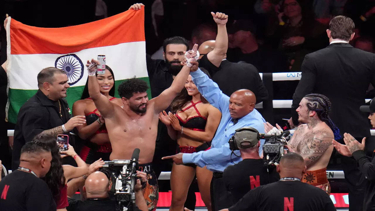 Mike Tyson vs Jake Paul: Neeraj Goyat Knocked Down Whindersson Nunes, Unfurls Indian Flag Inside Ring