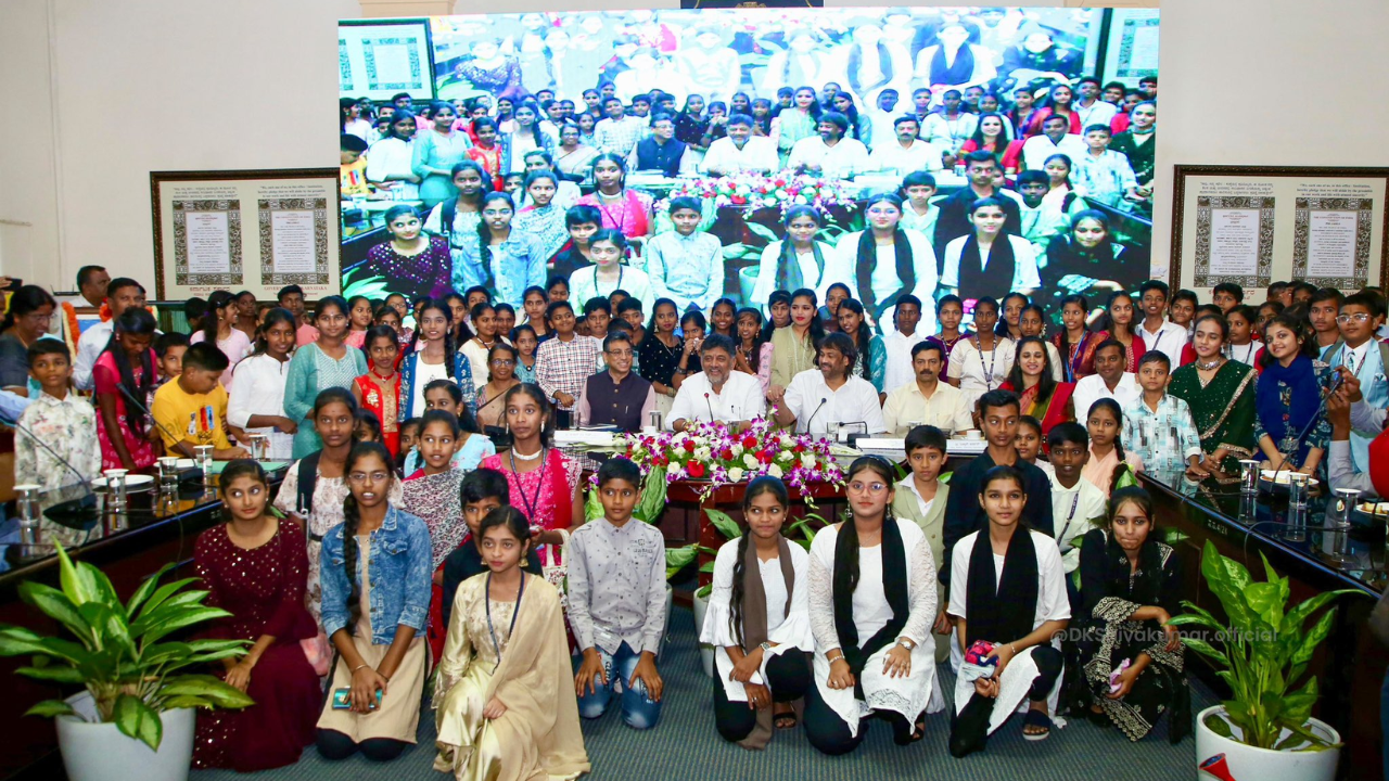 Karnataka Dy CM with students of BBMP schools