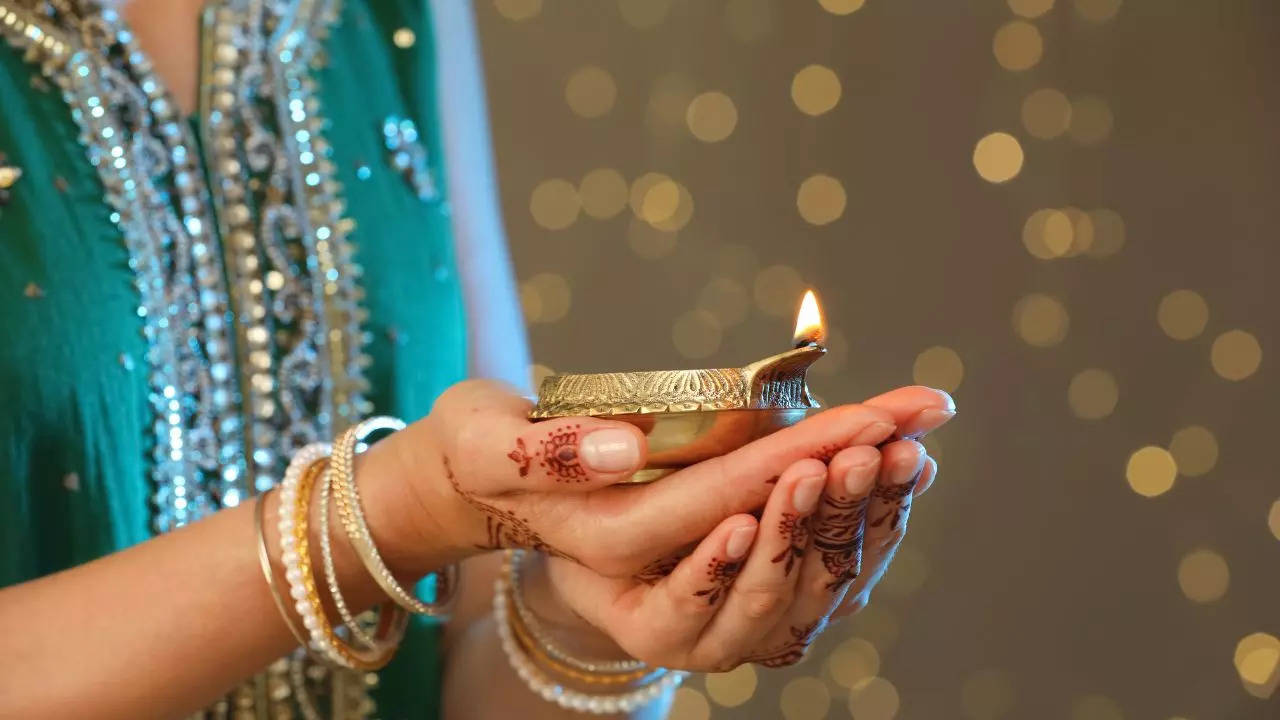 Know How You Can Benefit From Lighting These Diyas On 3 Different Days Of The Week