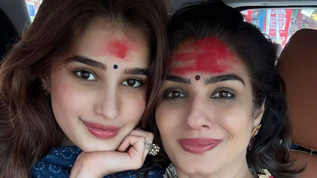 Raveena Tandon, Daughter Rasha Thadani Seek Blessings At Jharkhand's Baidyanath Jyotirlinga Temple. See PICS