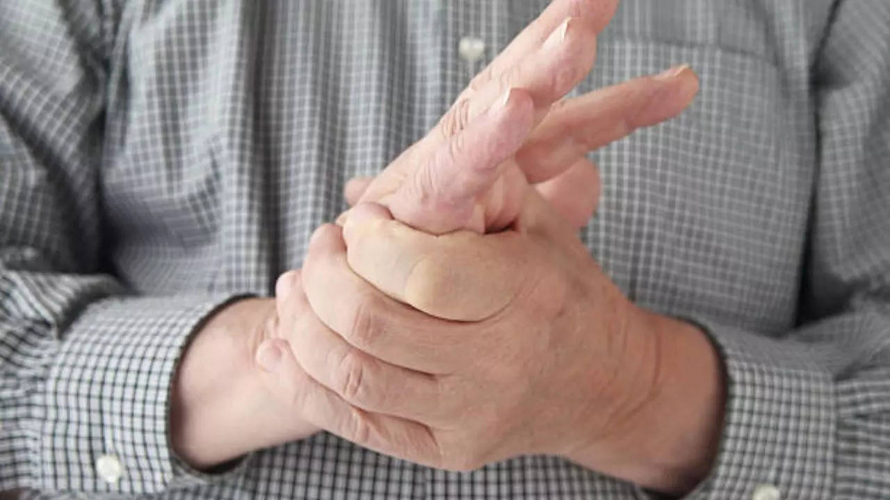 Is Your Knuckle-Cracking Habit Putting You At Risk For Arthritis? Expert Says THIS