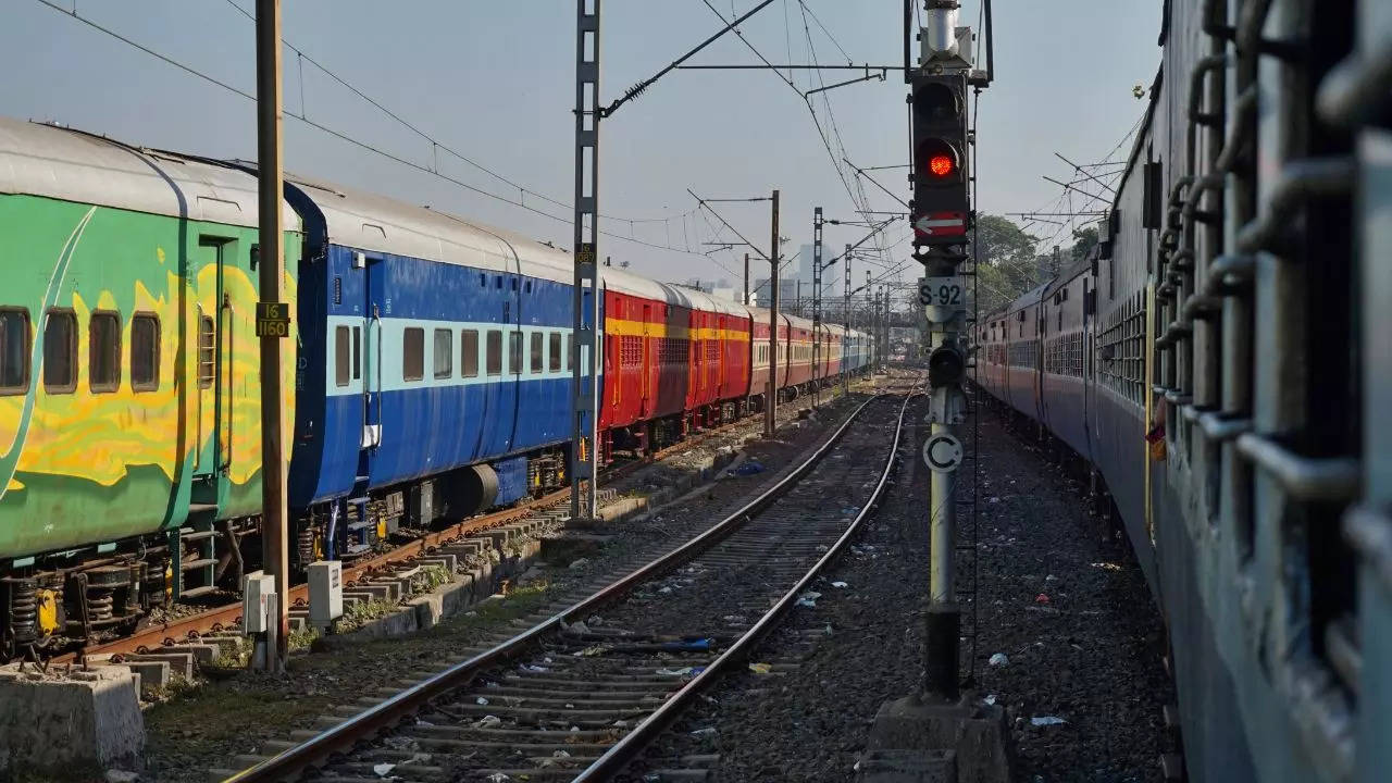 You Will Soon Be Able To Travel From Delhi To Srinagar By Direct Trains. Credit: Canva