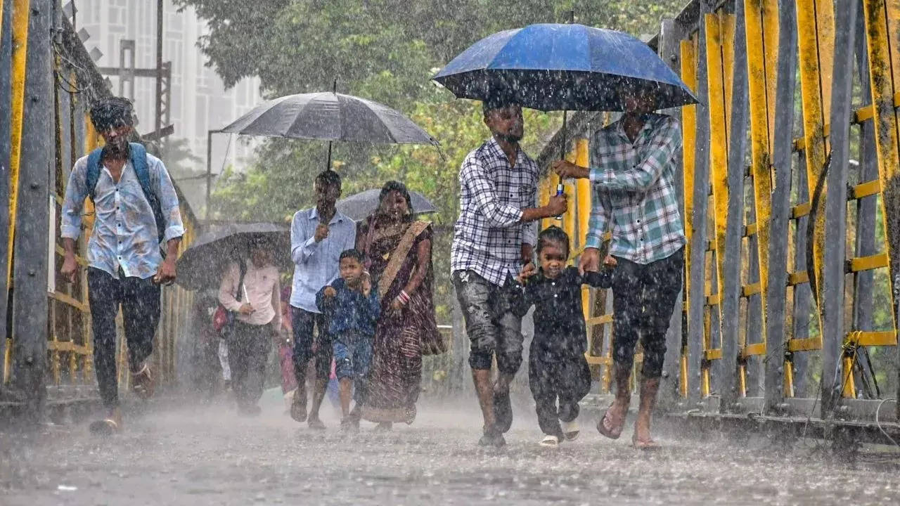 imd issues heavy rain alert in mumbai today