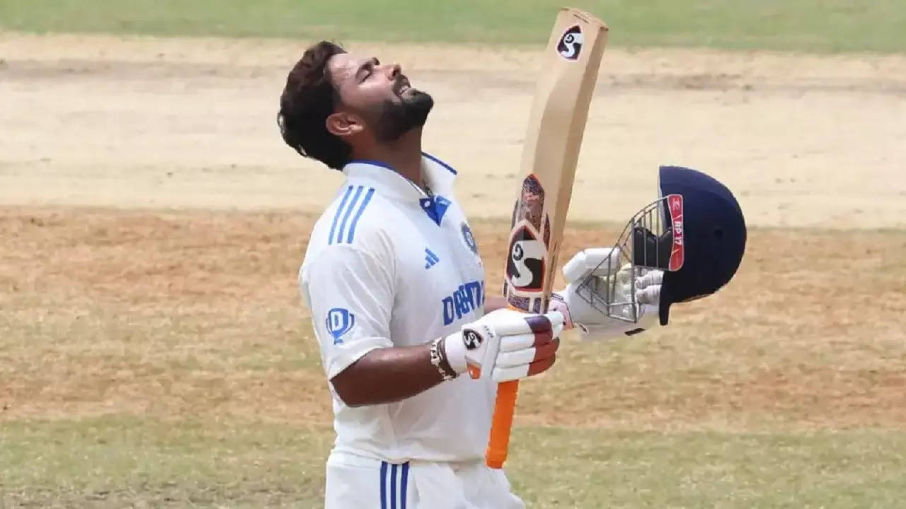 rishabh pant records 2000 runs as wicketkeeper in wtc