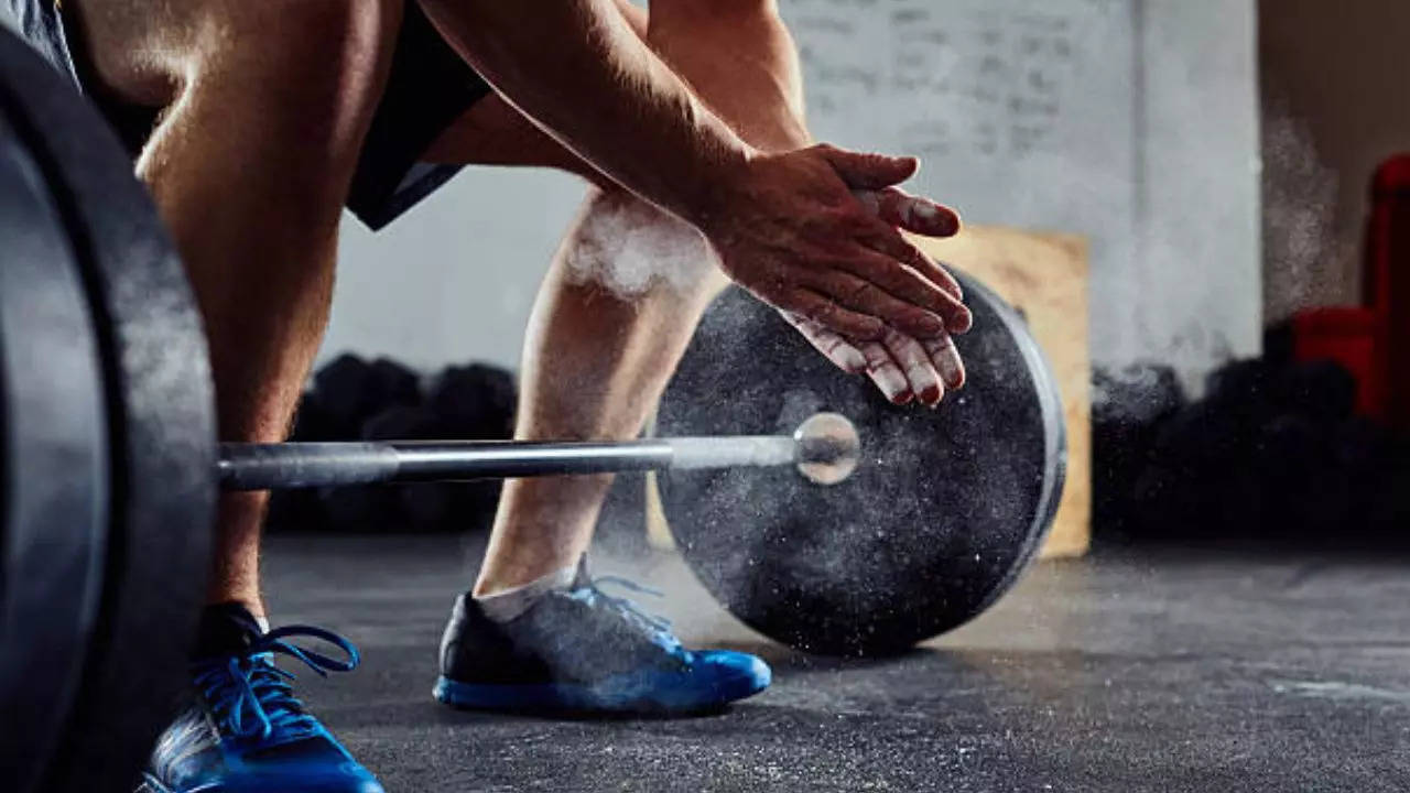 Can Weightlifting Be The Secret To Cleaner Lungs? Here’s What Experts Say