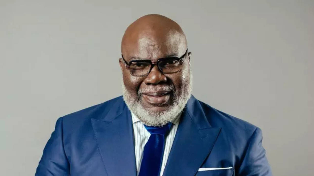 what happened to td jakes? dallas bishop suffers medical emergency during sunday service