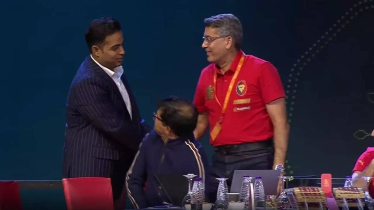 HILARIOUS! MI Owner Akash Ambani Goes Up To RCB Table, Thanks Management For Not Excercising RTM Card On Will Jacks